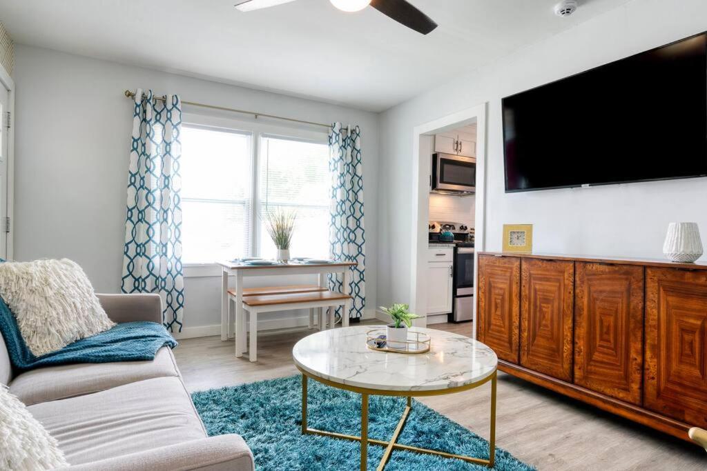 2Br 1Ba Duplex House King Beds Great For Small Groups Close To All Uptown Charlotte Attractions Bagian luar foto