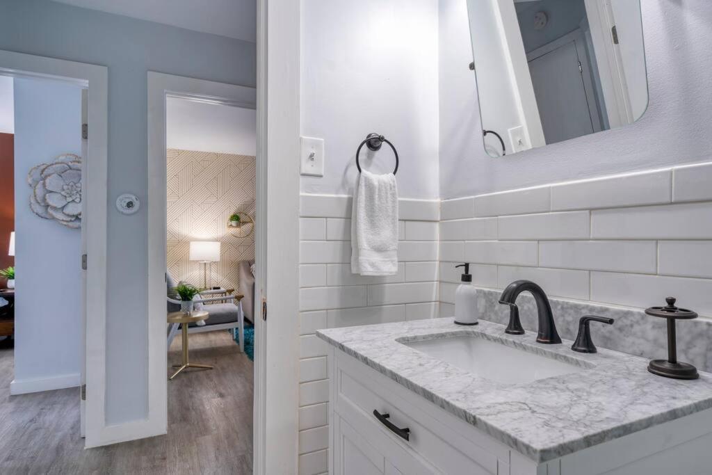 2Br 1Ba Duplex House King Beds Great For Small Groups Close To All Uptown Charlotte Attractions Bagian luar foto