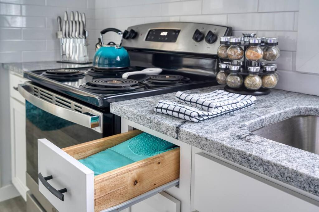 2Br 1Ba Duplex House King Beds Great For Small Groups Close To All Uptown Charlotte Attractions Bagian luar foto